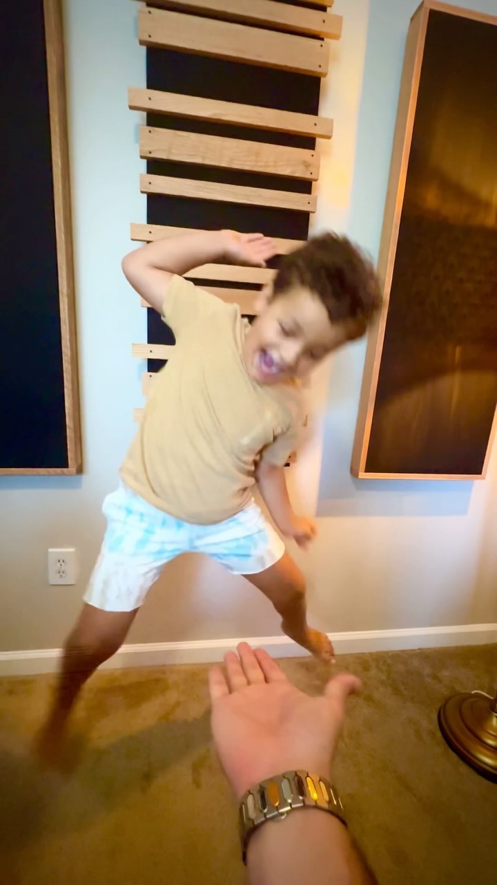 Daddy high-five vs Mommy high-five 😂💪🏽